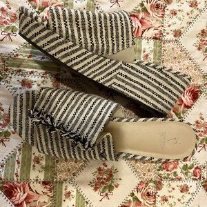 Simply Vera Wang Clogs